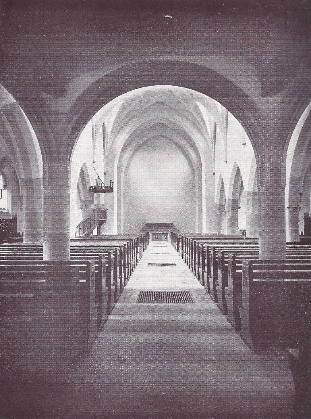 Heiliggeistkirchekirche innen leer (1912) Heiliggeistkirchekirche innen leer (1912)